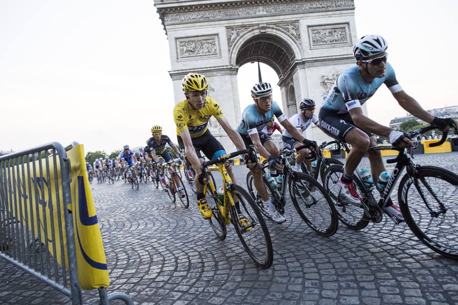 Froome sotto l&#39;Arco di Trionfo a Parigi per la passerella finale del Tour. Afp